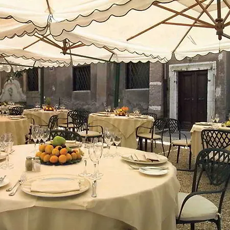 מלון The Church Village 3*