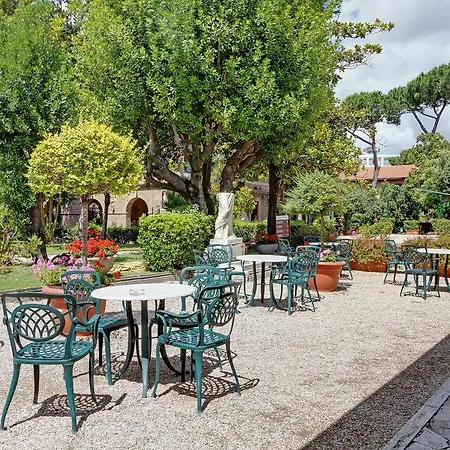 فندق The Church Village 3*