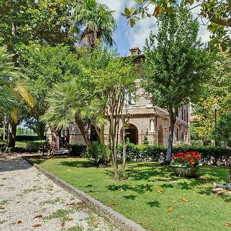فندق The Church Village